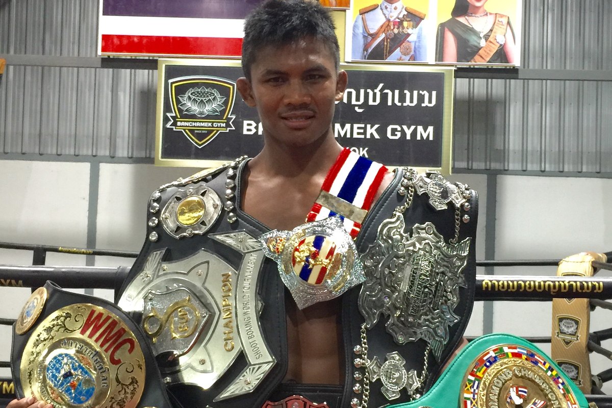 บัวขาว บัญชาเมฆ (Buakaw Banchamek) ถือเข็มขัดแชมป์ K-1 World MAX, WMC และ WBC มวยไทย ที่ค่ายมวยบัญชาเมฆ