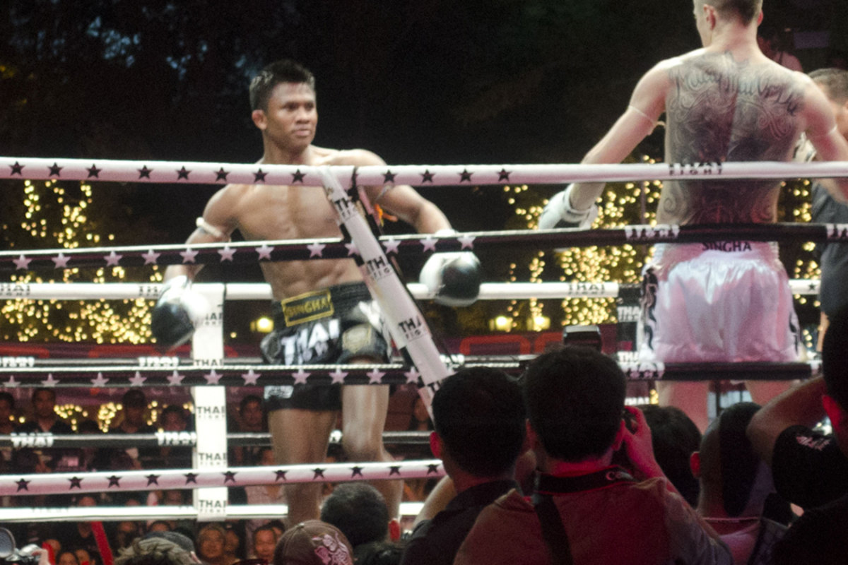 บัวขาว บัญชาเมฆ ยืนอยู่ในเวทีไทยไฟต์เมื่อเดือนธันวาคม 2555 ก่อนเจอ วิตาลี กูร์คอฟ ในรอบชิงชนะเลิศรุ่น 70 กิโลกรัม