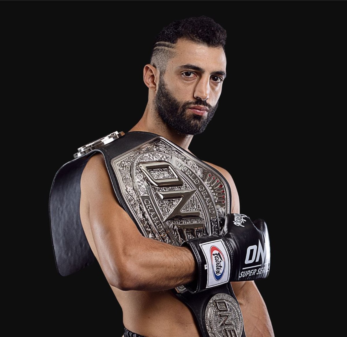 จอร์จิโอ เปโตรเซียน (Giorgio Petrosyan) แบกเข็มขัดแชมป์ ONE World Grand Prix ไว้บนบ่า