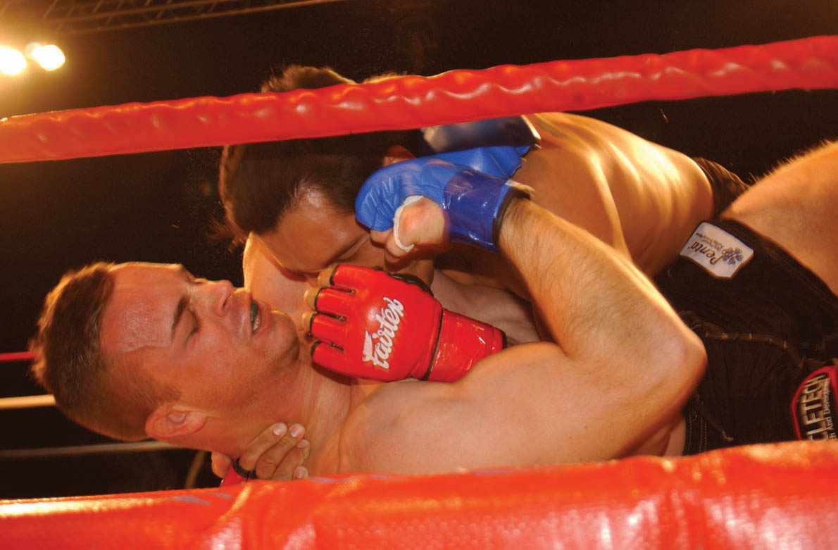 นวม MMA ขนาด 4 ออนซ์สำหรับการจับล็อกและชก
