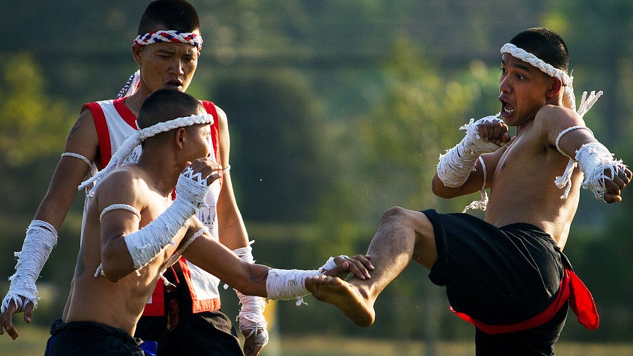 นักมวยไทยโบราณพันมือด้วยเชือกแบบมวยคาดเชือก