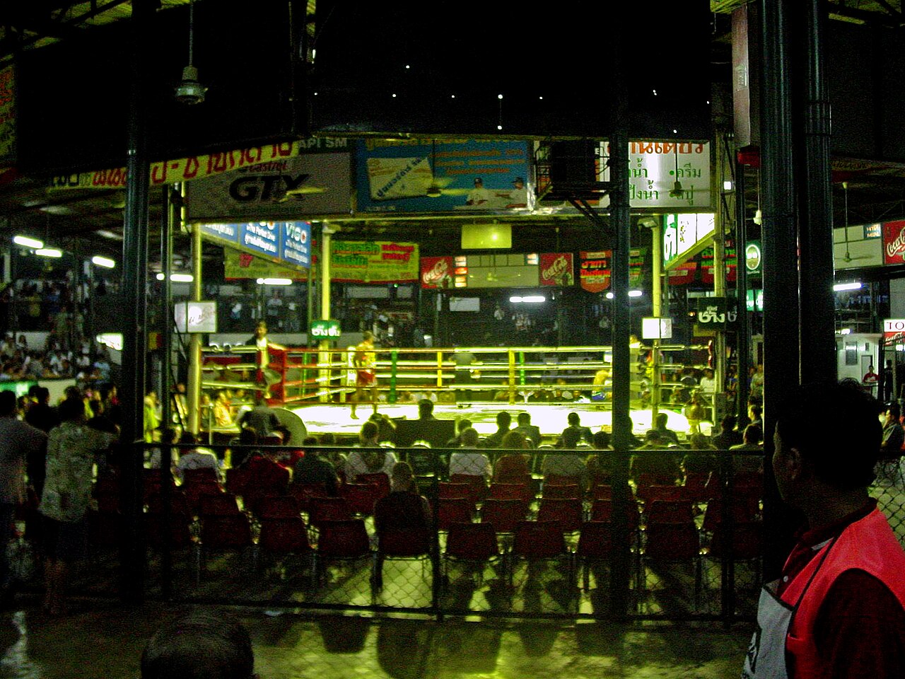 ภาพภายในสนามมวยเวทีลุมพินี เห็นเวทีมวยกลางอาคารและที่นั่งผู้ชมโดยรอบ