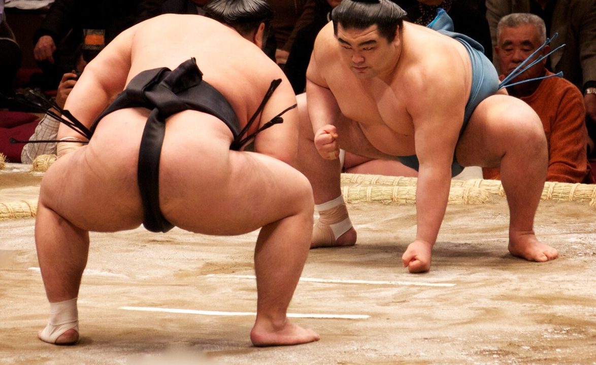 นักซูโม่สองคนตั้งท่าก่อนปะทะบนโดเฮียว