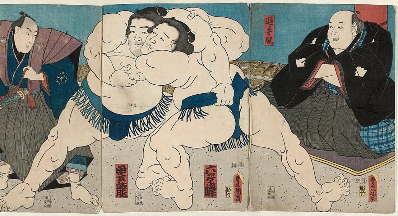 ภาพพิมพ์อุกิโยะเอะปี 1854 นักซูโม่สองคนปล้ำกันกลางภาพ โดยมีกรรมการถือพัดและผู้ตัดสินนั่งอยู่สองข้าง